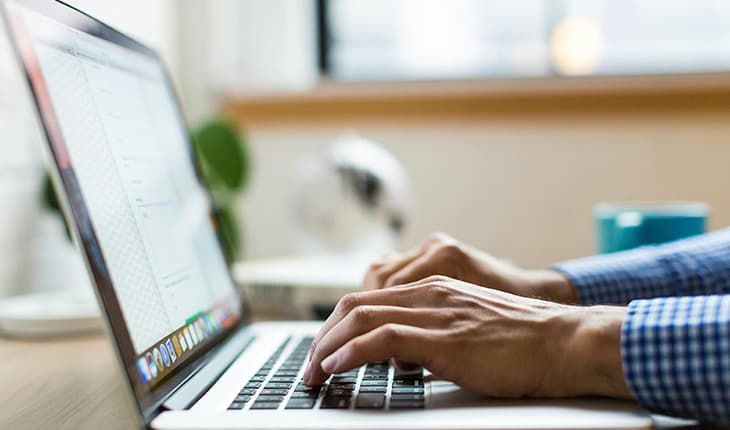 personne qui travaille sur son ordinateur