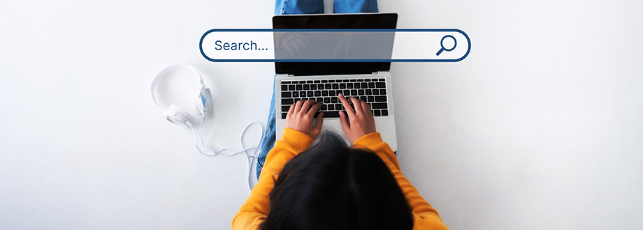 une personne sur son ordinateur qui fait une recherche internet