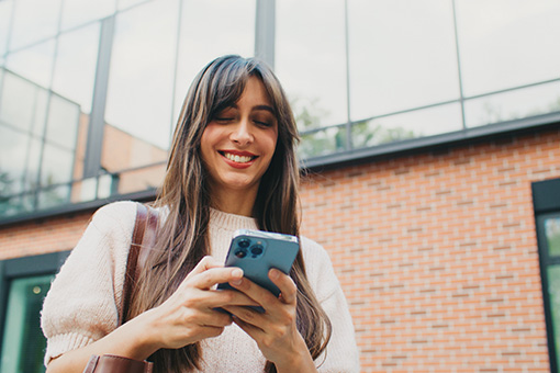 jeune femme sur son téléphone portable