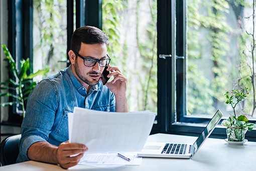 homme au téléphone