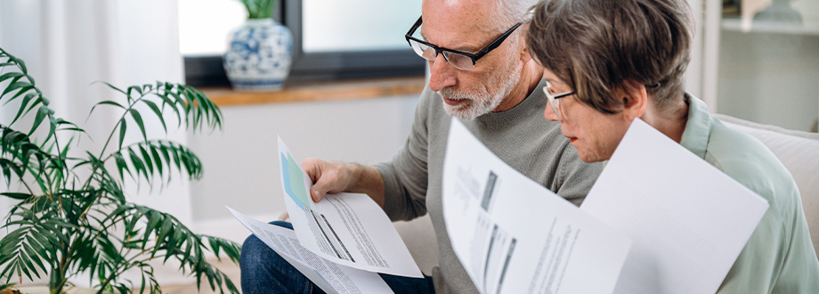 couple qui regarde leurs factures