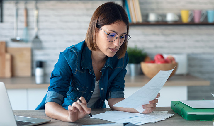 jeune femme lisant ses factures