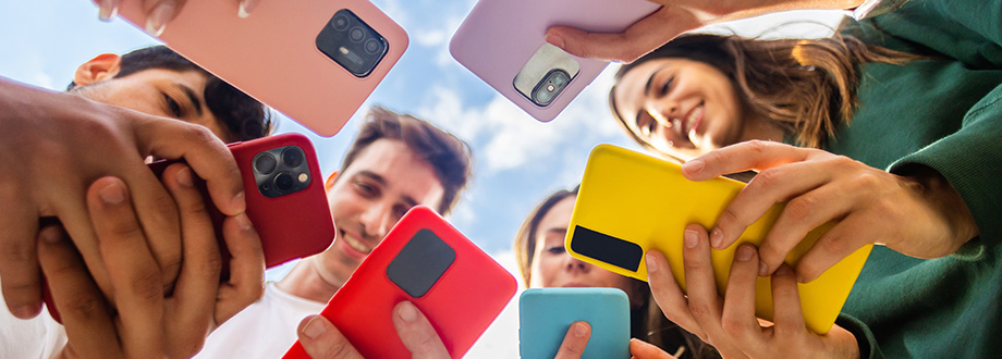 adolescents sur leurs téléphones