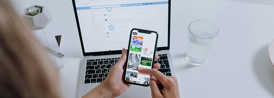 téléphone portable et écran d'ordinateur