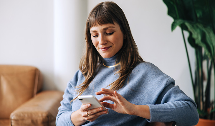 jeune femme sur son portable