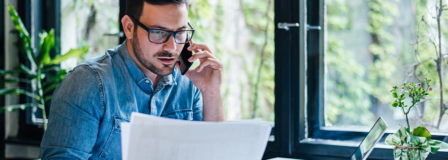 homme au téléphone