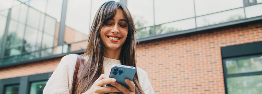 jeune femme sur son téléphone portable