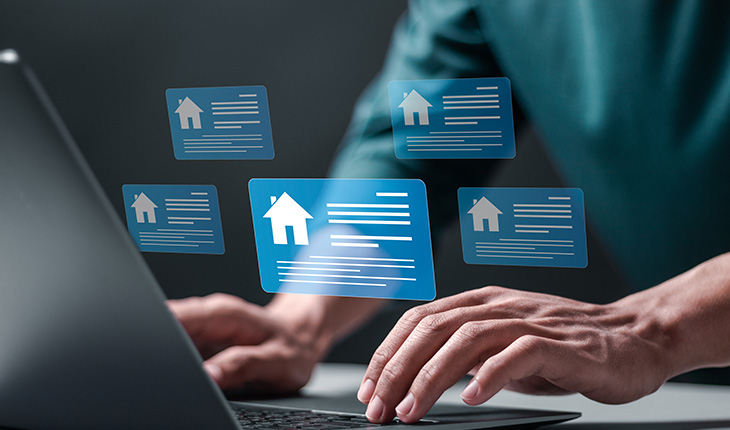 personne faisant des recherches sur son ordinateur