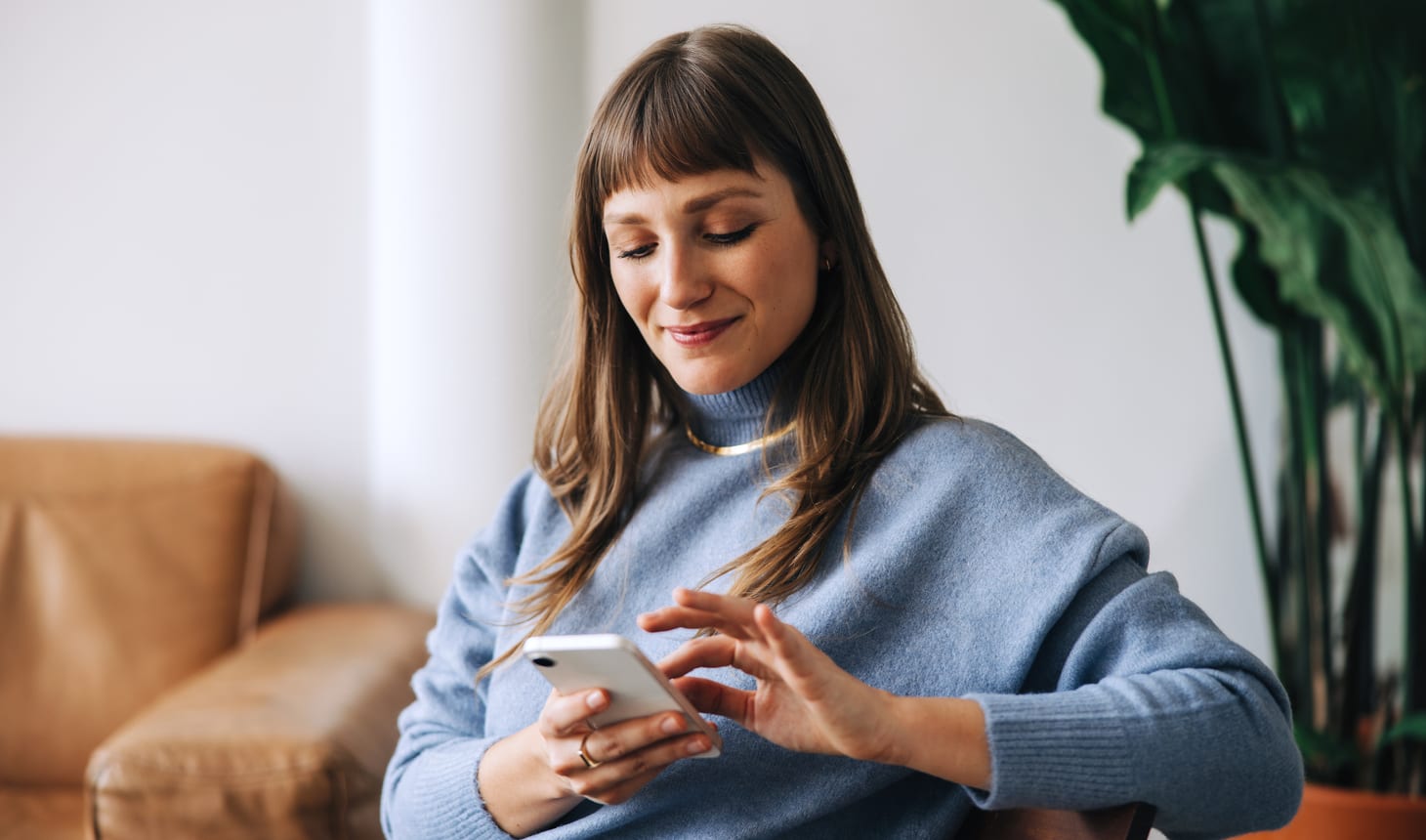 jeune femme sur son portable