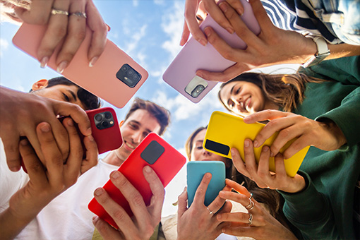 adolescents sur leurs téléphones