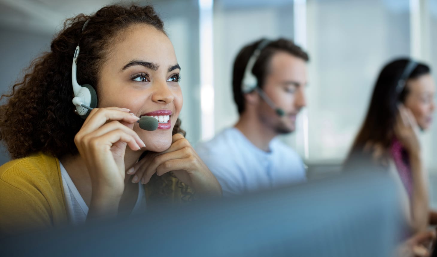 deux personnes au téléphone pour un service clien