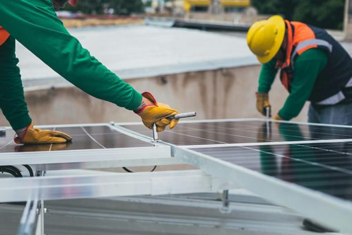 ouvriers qui installent des panneaux solaires