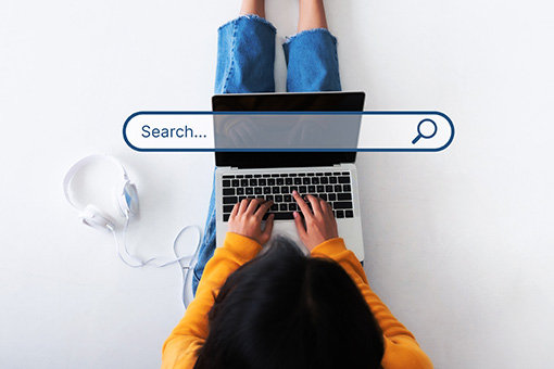 une personne sur son ordinateur qui fait une recherche internet